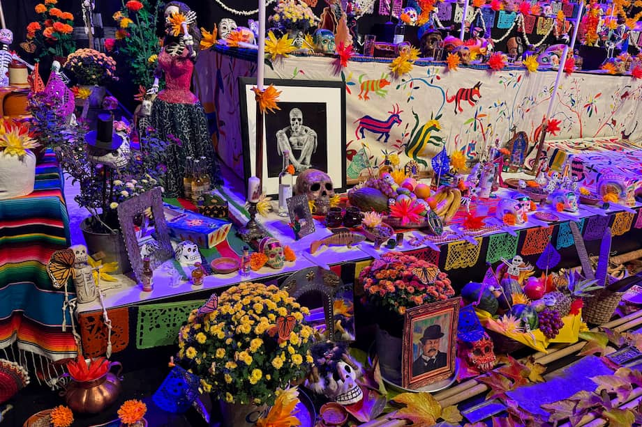 “Los fantasmas existen —aunque no sean reales— porque los necesitamos. No sabemos vivir sin los muertos”: Irene Vallejo Moreu.