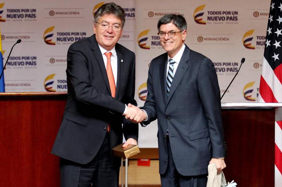 El ministro de Hacienda, Mauricio Cárdenas, con el secretario del Tesoro de EE.UU., Jacob J. Lew. / EFE