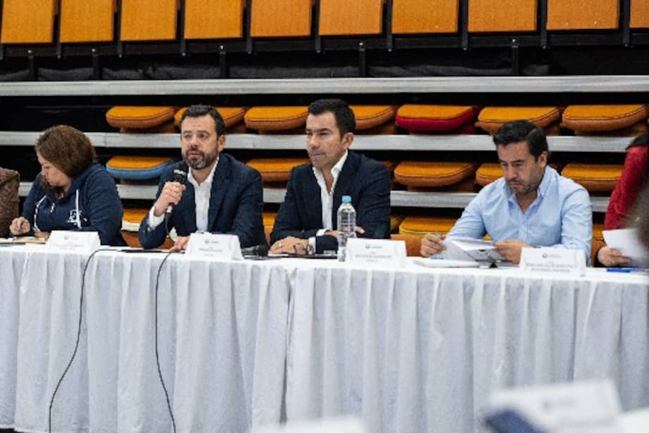Natasha Avendaño, gerente de la Empresa de Acueducto y Alcantarillado de Bogotá, Carlos Fernando Galán, alcalde mayor de Bogotá y Jorge Emilio Rey, gobernador de Cundinamarca, instalaron el PMU regional para hacerle seguimiento al racionamiento de agua en el departamento.