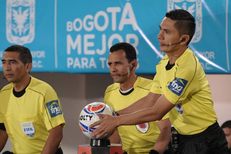 Humberto Clavijo (izq.), Giovani Padilla y Mario Herrera (der.), árbitros colombianos. / Mauricio Alvarado