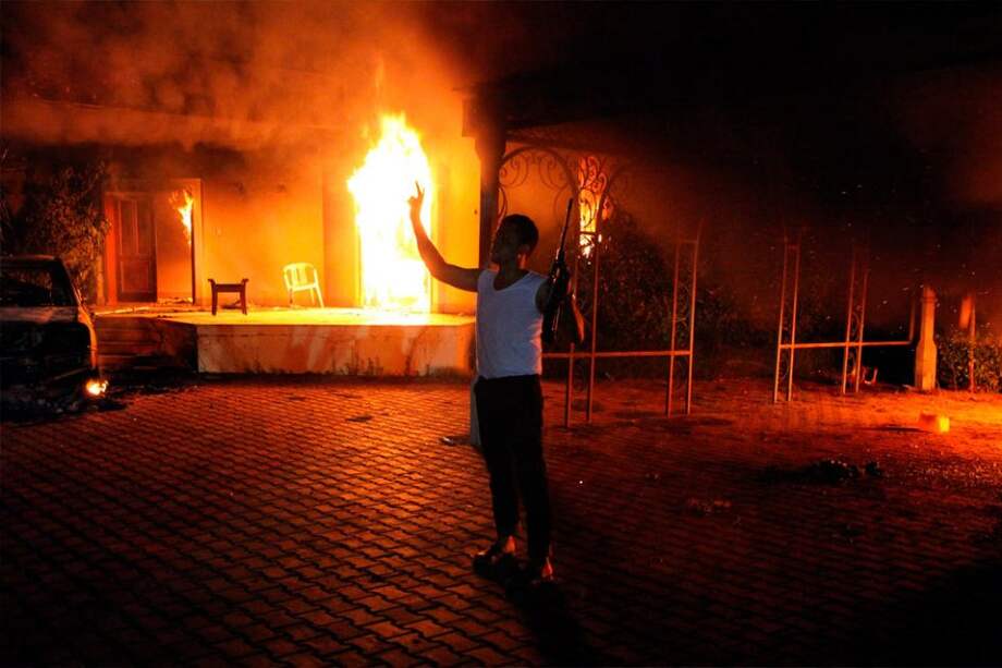 Un hombre armado frente al consulado estadounidense en Bengasi el día en el que murió el embajador de EE.UU. en Libia. Foto: AFP