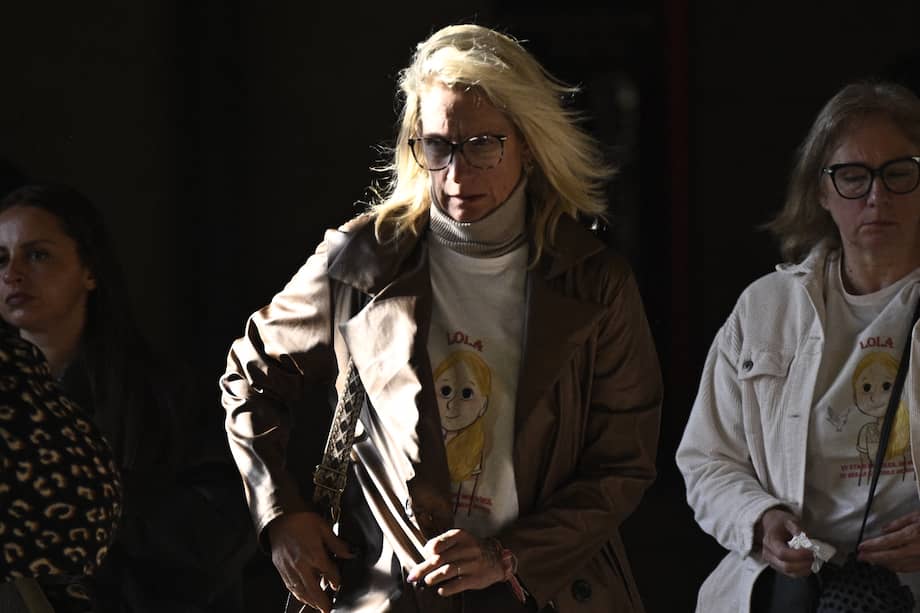 Delphine Daviet, madre de Lola, llega al Tribunal de lo Penal de París para el juicio de Dahbia Benkired, acusada de violar, torturar y asesinar a Lola Daviet, una niña de 12 años.