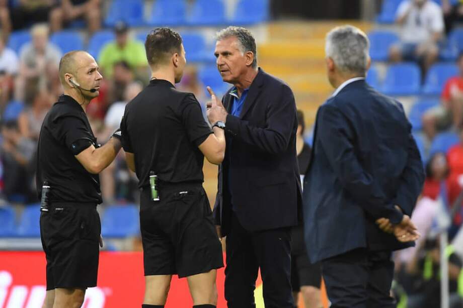 Queiroz (2d), durante el partido entre Colombia y Chile. / AFP