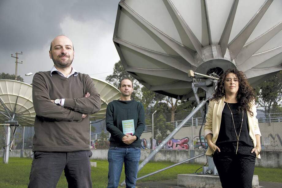 Nicolás Samper, Federico Arango y Luz Martínez, autores de la obra ‘Bestiario de la televisión colombiana’. / Cortesía de los autores