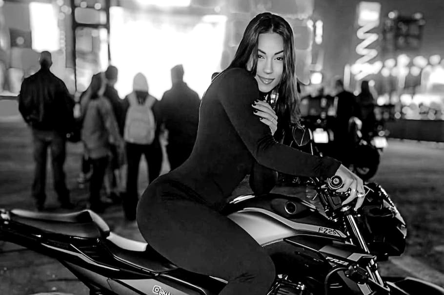 La creadora de contenido colisionó en su motocicleta contra un automóvil en una autopista.