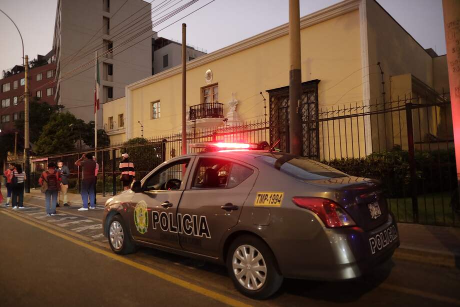 Un vehículo policial frente a la Embajada de México en Lima (Perú), en donde se registraron protestas este martes.