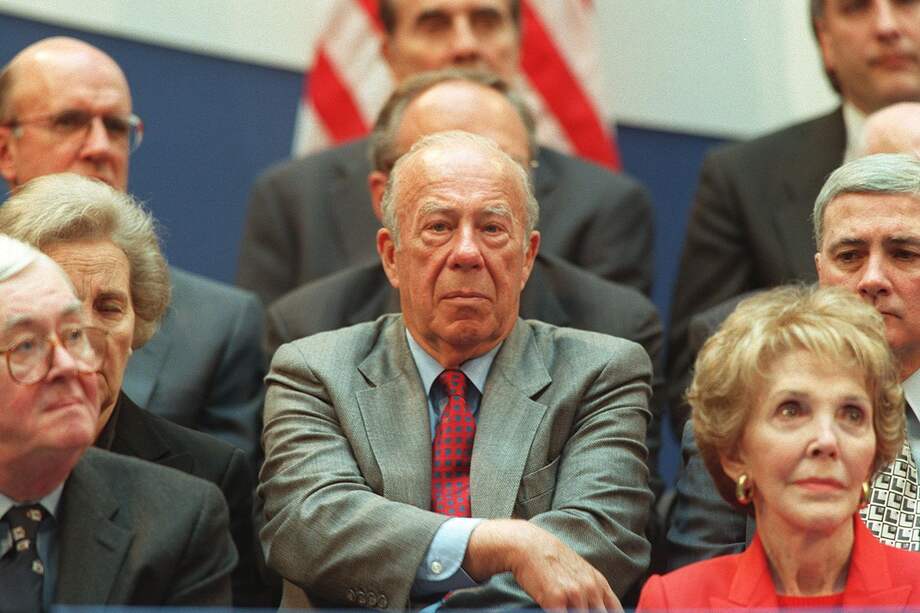 George Shultz, el genial secretario de Estado de Ronald Reagan que identificó una apertura diplomática que ayudó a poner fin a la Guerra Fría pero contribuyó a un nuevo tipo de conflicto al abogar por ataques preventivos, ha muerto.