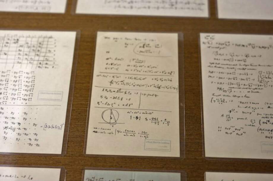 Una fotografía tomada el 6 de marzo de 2019 muestra algunas de las páginas de manuscritos de Albert Einstein, actualmente en exhibición en la Universidad Hebrea Givat Ram de Jerusalén. / MENAHEM KAHANA / AFP