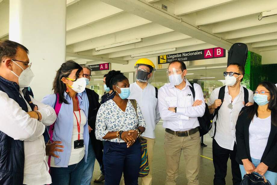 Integrantes de la Comisión de Paz del Senado en Cali, quienes viajaron con observadores internacionales para verificar las denuncias que realizan los habitantes de la ciudad. / Senado de la República.