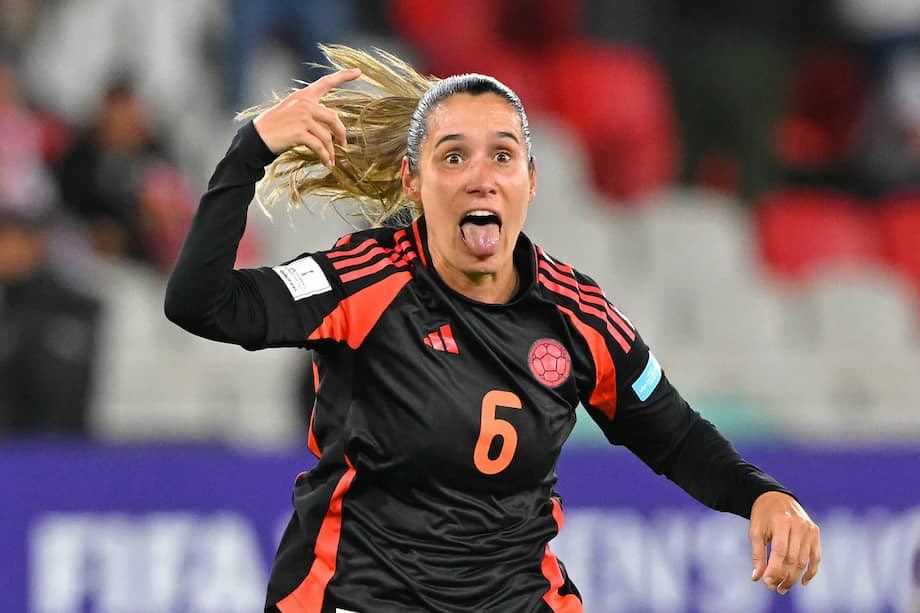 La centrocampista colombiana #06 Daniela Montoya celebra tras anotar un gol durante el partido de fútbol de la Liga de Naciones Femenina de la Conmebol 2025-26 entre Ecuador y Colombia en el Estadio Rodrigo Paz Delgado en Quito el 28 de octubre de 2025.