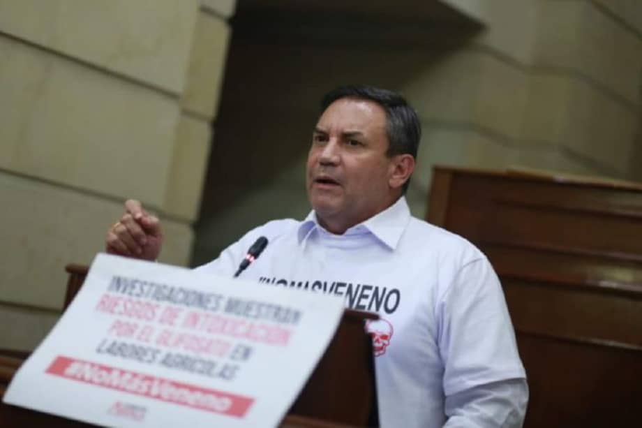 El exmandatario estaría involucrado en irregularidades detectadas en un contrato suscrito el 16 de diciembre de 2015 por más de COP 7.838 millones, destinado a la intervención general del parque de Santander, en Mocoa (Putumayo).