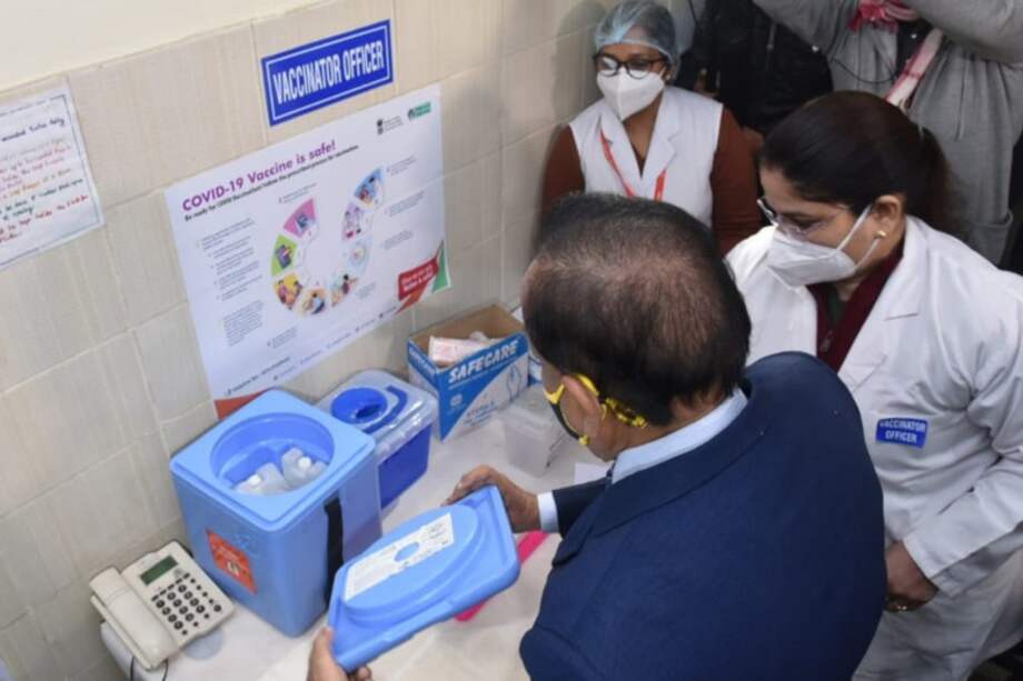 Harsh Vardhan, ministro de la Unión de Salud y Bienestar Familiar, Ciencia y Tecnología y Ciencias de la Tierra, visita el Hospital Hospital Guru Teg Bahadur en Delhi para revisar los preparativos para el ensayo de la administración de la vacuna COVID-19.