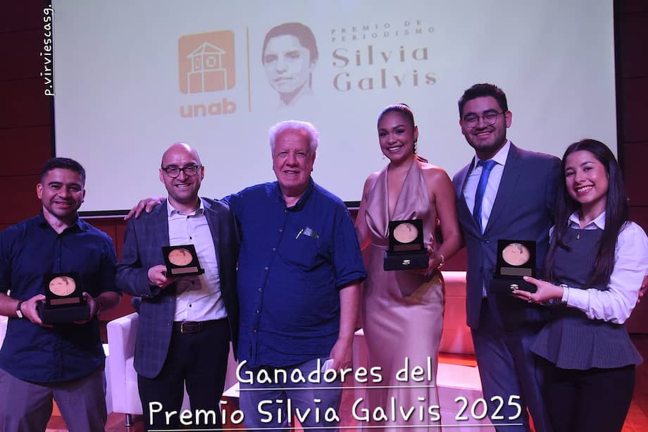 Los ganadores del Premio de Periodismo Silvia Galvis, edición 2025, durante la ceremonia en la Universidad UNAB de Bucaramanga y en compañía del periodista investigativo Alberto Donadio, esposo y coautor de dos de los libros periodísticos de Silvia Galvis.