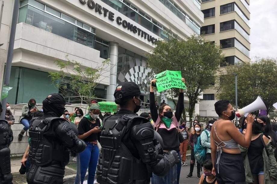 Activistas de grupos feministas ecuatorianos se manifestaron a favor del aborto en Quito (Ecuador).