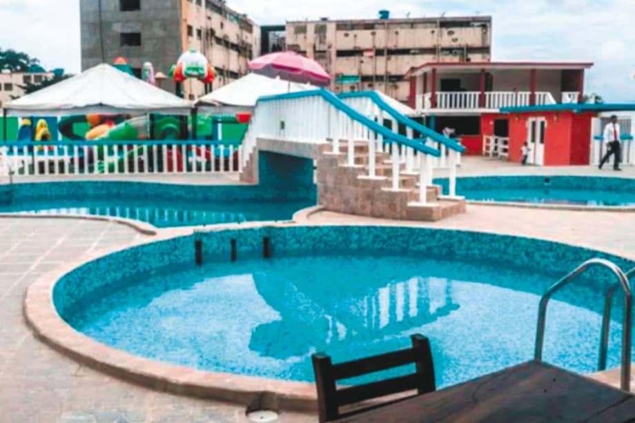 En la cárcel venezolana de Tocorón los presos construyeron piscinas. Desde las celdas que se ven al fondo opera El Tren de Aragua.
/ Cortesía: Connectas