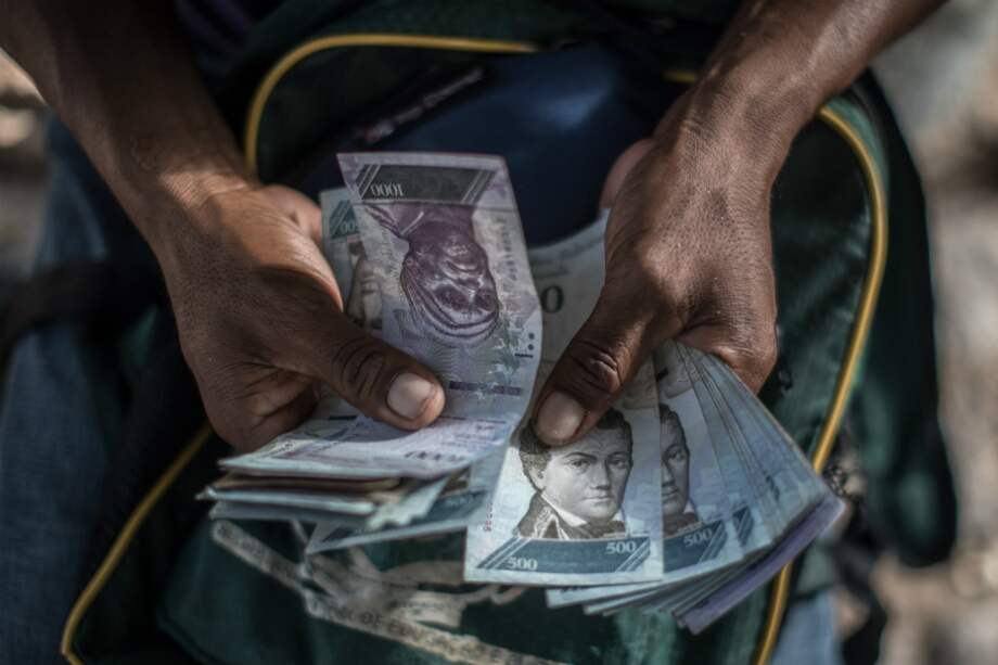 A pesar de que Nicolás Maduro continúa afirmando que la causa de todos los males obedece a un plan orquestado por Estados Unidos, con apoyo de Colombia y la oligarquía local, por medio de una supuesta “guerra económica”, lo cierto es que el mal manejo de la bonanza petrolera que vivió el país le está pasando la cuenta de cobro. / Foto: Bloomberg