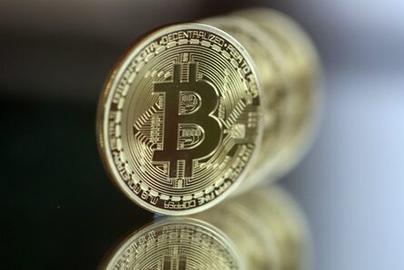 El bitcoin continúa retrocediendo y se acerca a los US$62.000