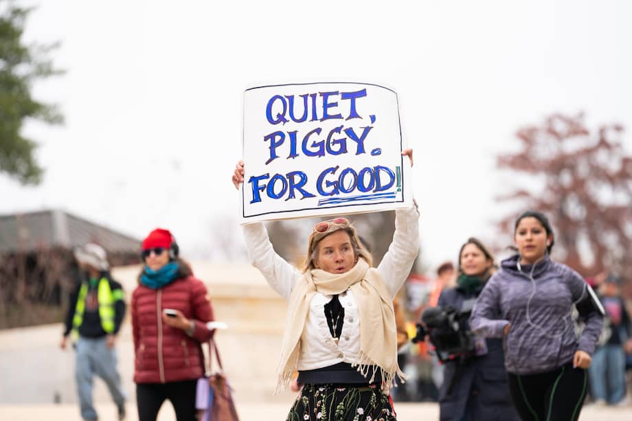 Manifestantes contra el presidente Trump marchan frente al Capitolio de Estados Unidos en Washington, D.C., EE. UU., el 20 de noviembre de 2025.
