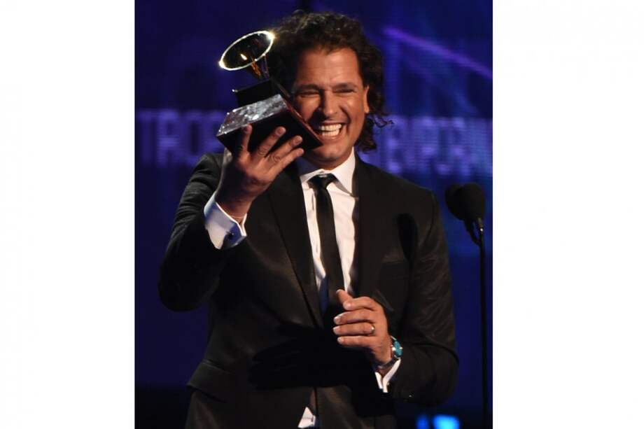 Carlos Vives recibe el Grammy Latino 2014.