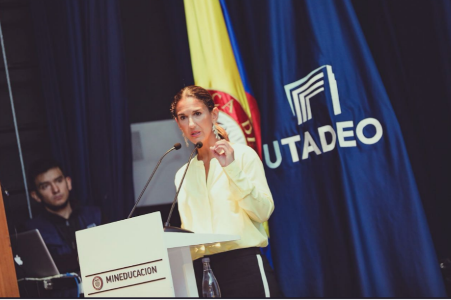 La ministra de Educación, Yaneth Giha, compartió el nuevo modelo en la Universidad Jorge Tadeo Lozano, en Bogotá. / Ministerio de Educación