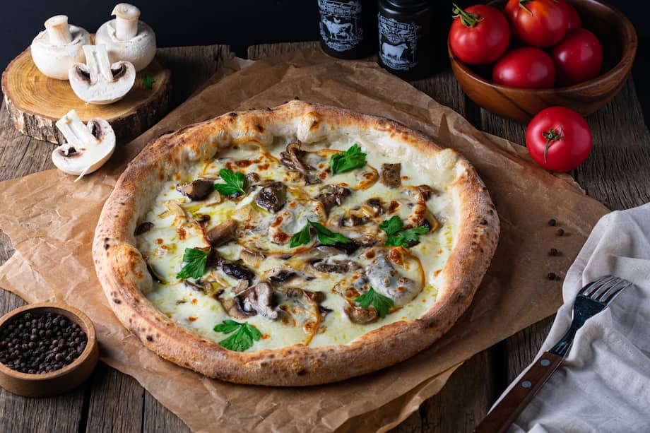 Agrega pimentón en esta pizza de pollo con champiñones para resaltar sabores.