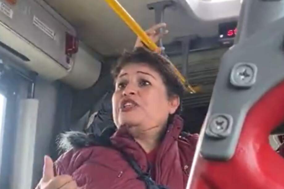 Mujer cautiva con su voz en Transmilenio.