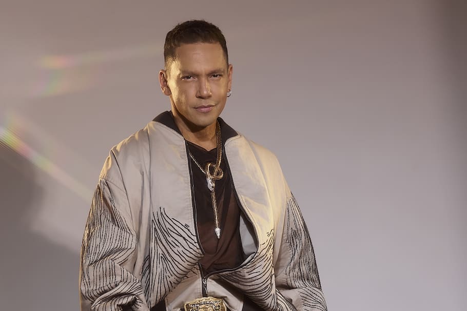 El actor y cantante colombiano reflexiona sobre el comienzo de su carrera artística, su evolución a lo largo de los años y por qué, a pesar de estar alejado de la televisión, vive un momento de plenitud en el mundo de la música y el teatro musical.