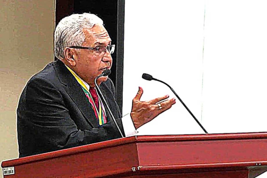 El académico y político liberal tolimense Néstor Hernando Parra Escobar, durante una charla en la Universidad del Ibagué, de la que fue cofundador.
