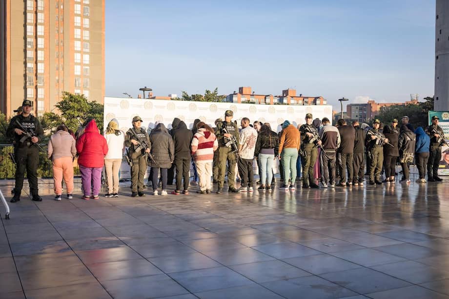 Un operativo conjunto del GAULA de la Policía y la Fiscalía General de la Nación logró la captura de 33 personas y la imputación de seis más por los delitos de concierto para delinquir agravado y extorsión agravada. La investigación, que se extendió durante de 10 meses y analizó más de 4,8 millones de registros bancarios y líneas telefónicas, determinó el entramado criminal de “Los Bautista” les generó rentas de alrededor de COP 17.000 millones, solamente entre 2024 y 2025, a través cientos de cobros extorsivos.