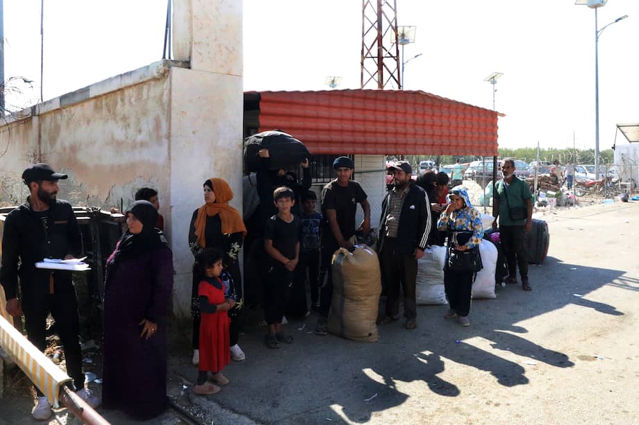 Refugiados libaneses llegan al cruce fronterizo de Jousia, entre Siria y Líbano.