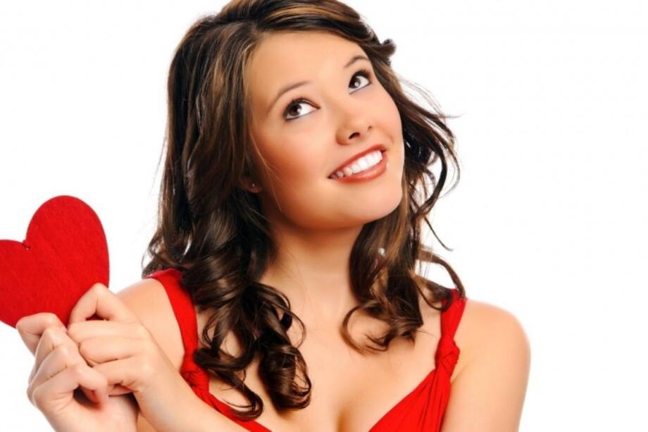 Mujer con un corazón en la mano