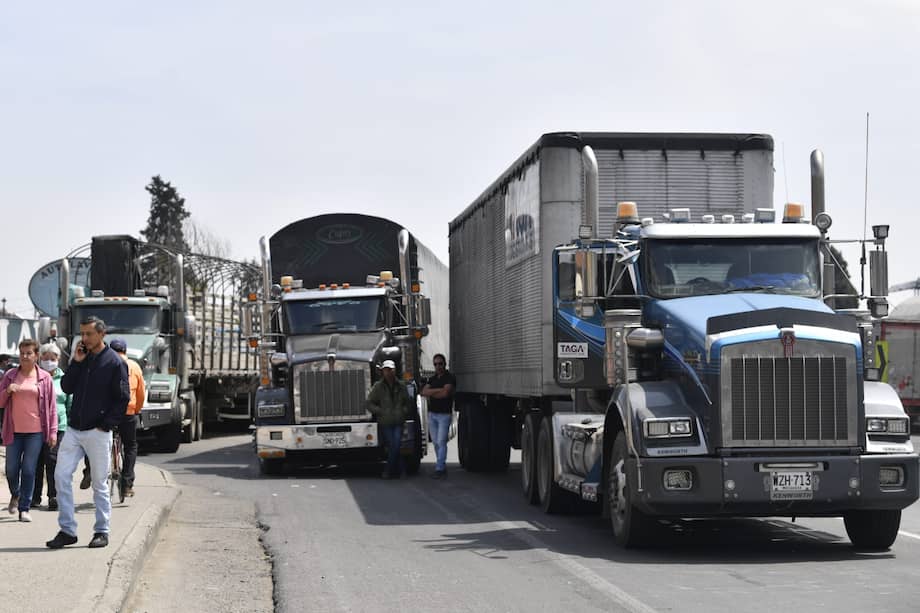 En varias vías del departamento de Cundinamarca también se han reportado bloqueos desde la tarde del lunes que continuaron la madrugada de este martes. La vía a Zipaquirá, la variante de Briceño, la vía al Llano y los corredores viales aledaños a Chía y Ubaté permanecen con bloqueos intermitentes.