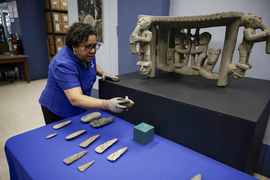 Fotografía que muestra diferentes hachas precolombinas este martes, en el Museo Nacional, en San José (Costa Rica).