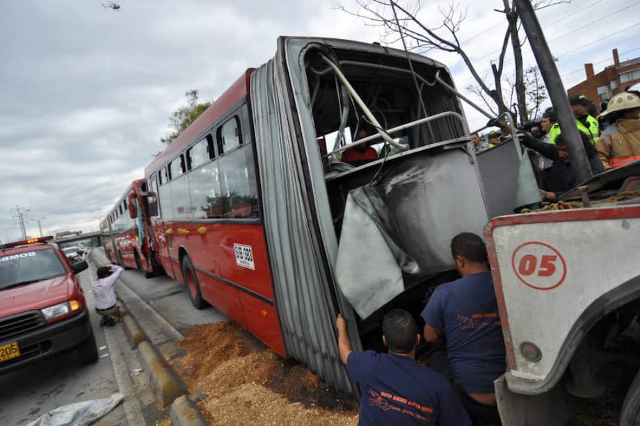 Alrededor de la Autopista Norte hubo congestión por el accidente y los buses del sistema tuvieron que circular por los carriles de los carros particulares. / Daniel Ianini