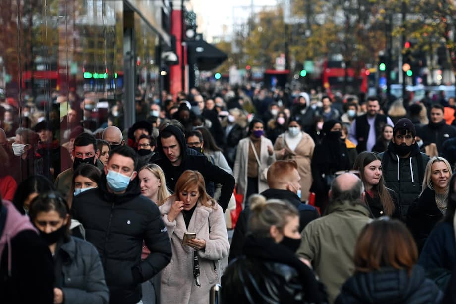 Compradores en Oxford Street durante el primer fin de semana después del bloqueo en Londres, a principios de diciembre de 2020. / EFE