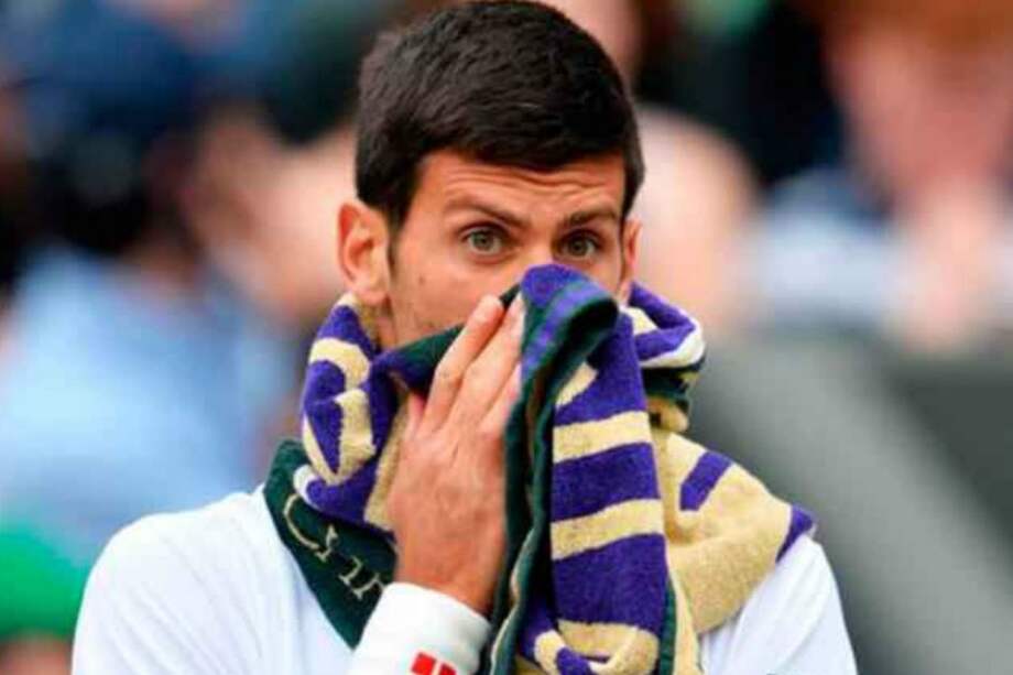 Novak Djokovic con una de las toallas de Wimbledon. / AFP