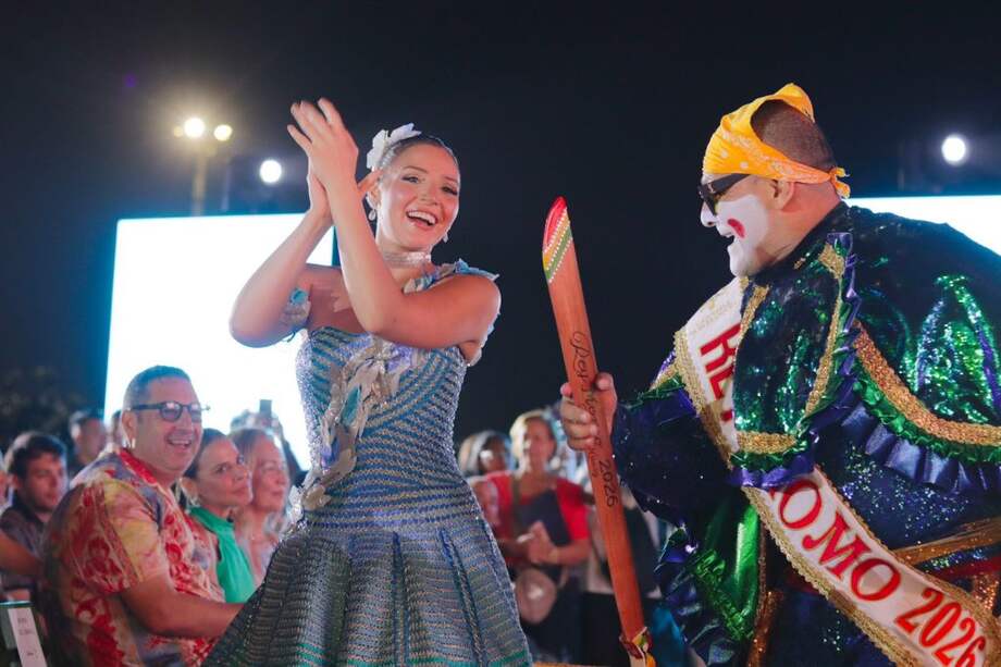 La reina lució el vestido La esperanza florece, una obra de 25 mujeres de la Fundación Esperanza del Centro de Rehabilitación El Buen Pastor de Barranquilla. El vestido está inspirado en el azul profundo del cielo e incorpora mariposas hechas en canutillo.