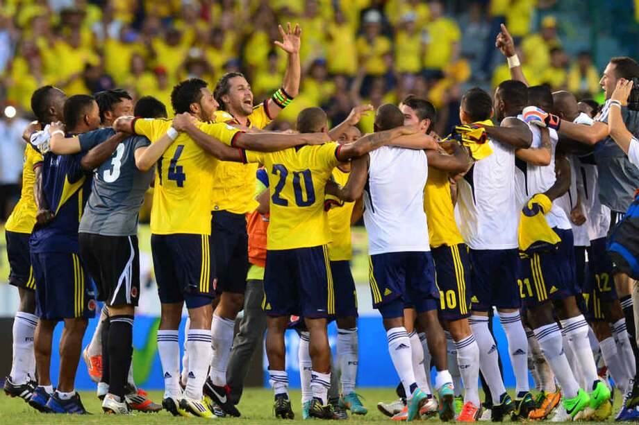 Los jugadores de la selección nacional celebran la victoria sobre Paraguay conseguida ayer en el estadio Metropolitano de Barranquilla. / AFP