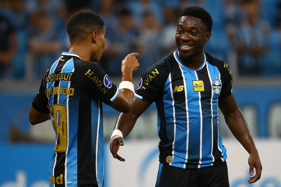 Francis Amuzu celebrando junto a José Enamorado el gol de Gremio.