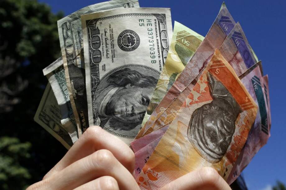 Venezuela enfrenta con subasta segunda devaluación en 50 días