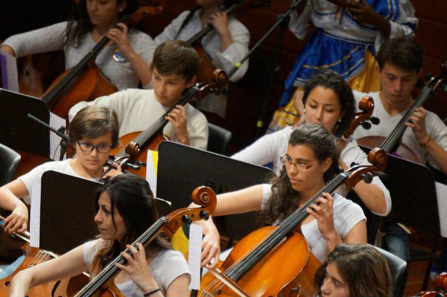 Desde el lunes 25 de junio al sábado 30 de junio, la orquesta de violinchelos más grande del país tocará las obras de las mejores bandas sonoras del séptimo arte. / Cortesía Guacamayas comunicaciones