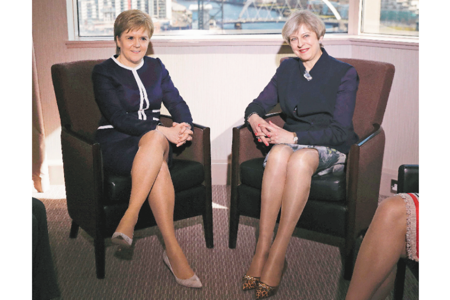 La ministra principal escocesa, Nicola Sturgeon, con la primera ministra británica, Theresa May, tras una reunión esta semana. / AFP