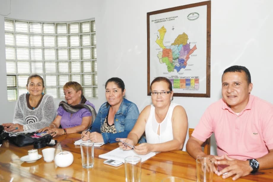De izquierda a derecha: Margélica Parra, Silvia María Arango, Jacinta Vergara, Luz Adriana Orrego y Leo Dan Vásquez. / Luis Benavides