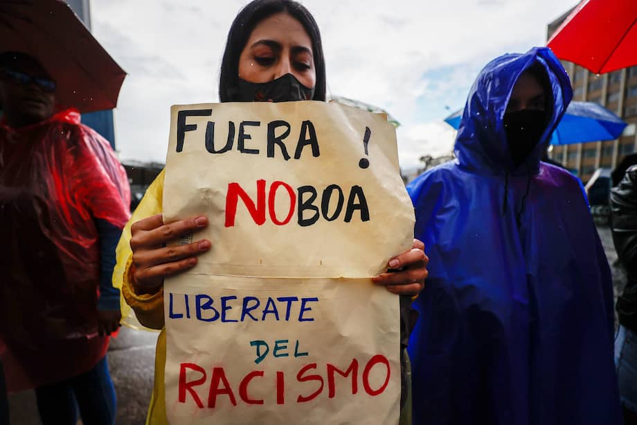 Personas se manifiestan contra el presidente de Ecuador, Daniel Noboa, por el alza del diésel y en apoyo a los manifestantes indígenas de la provincia de Imbabura.