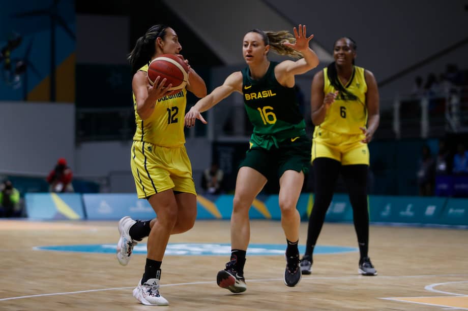 Leila Zabani (c) de Brasil defiende ante Jenifer Muñoz de Colombia de baloncesto femenino hoy, durante los Juegos Panamericanos 2023 en Santiago (Chile).