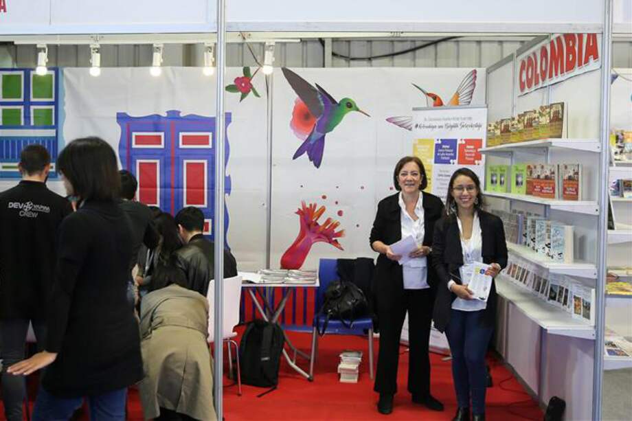 El stand de Colombia en la Feria del Libro de Estambul es de aproximadamente 30 metros con una decoración alegórica a una casa del Eje cafetero. / ?sa Terli - Agencia Anadolu