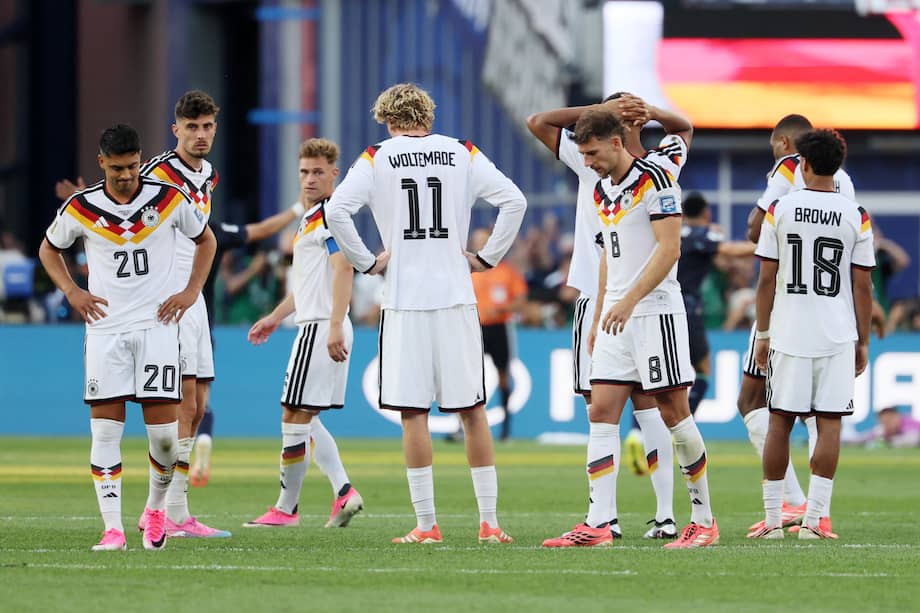 Los jugadores de la selección de Alemania se lamentan tras caer con Paraguay en el Mundial de Norteamérica 2026.