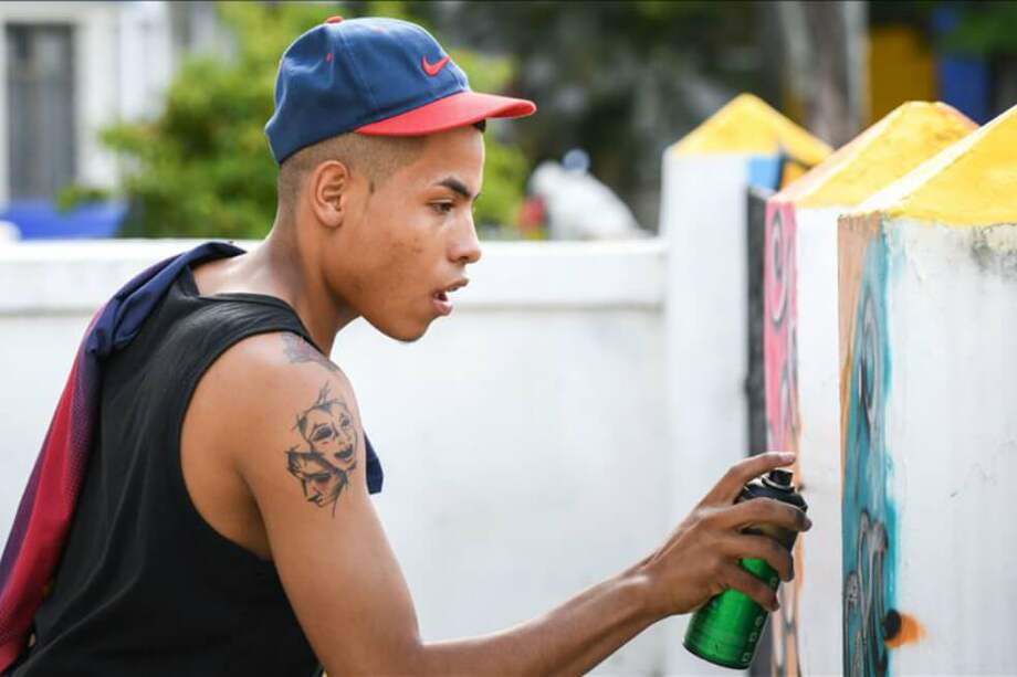 ‘Graficalia’ contó con la participación de JMK y Peachzz, dos artistas británicos reconocidos por su trabajo de arte urbano en el Reino Unido. En la foto, uno de los jóvenes que participó en la intervención de 16 muros de la capital vallecaucana. / British Council - Handout Agencia Anadolu