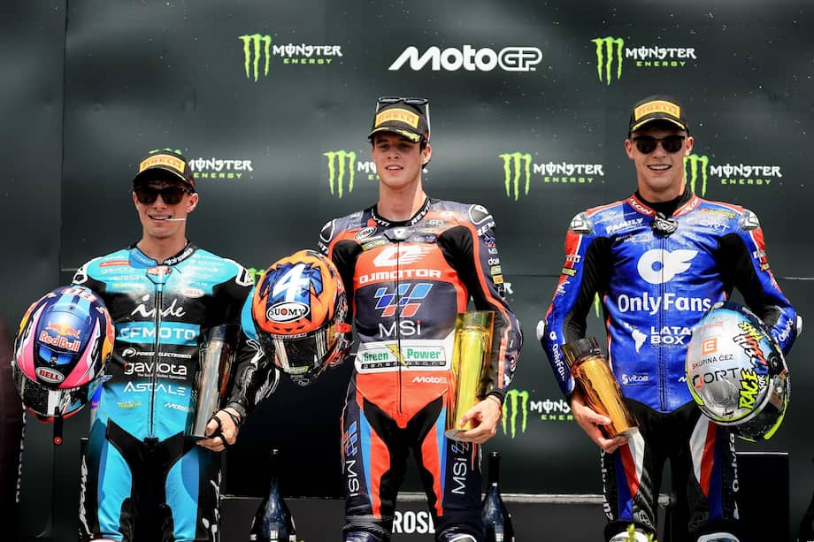 David Alonso del Aspar Team en el podio final del Gran Premio de República Checa 2026 de Moto2.