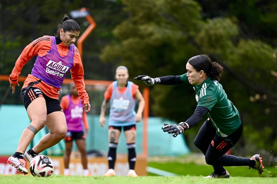 Catalina Usme (Izq.) y Katerine Tapia, dos de las líderes de la selección femenina de mayores de Colombia.